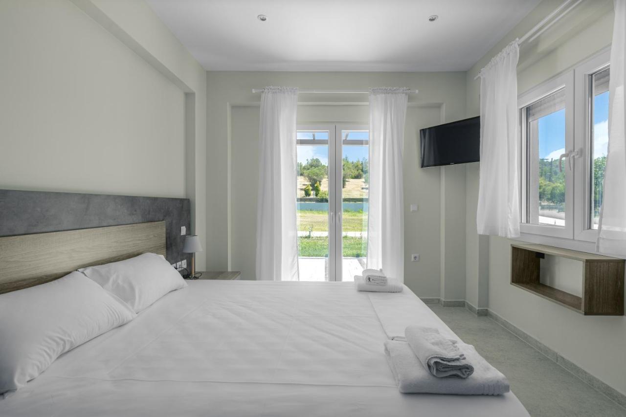 V Luxury Apartments Posidi Екстериор снимка