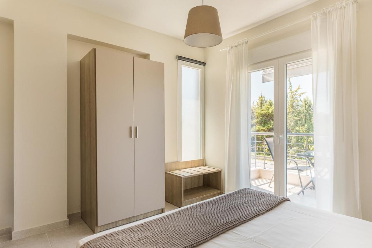 V Luxury Apartments Posidi Екстериор снимка