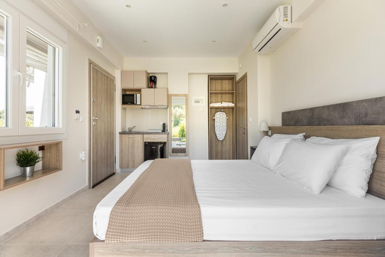 V Luxury Apartments Posidi Екстериор снимка