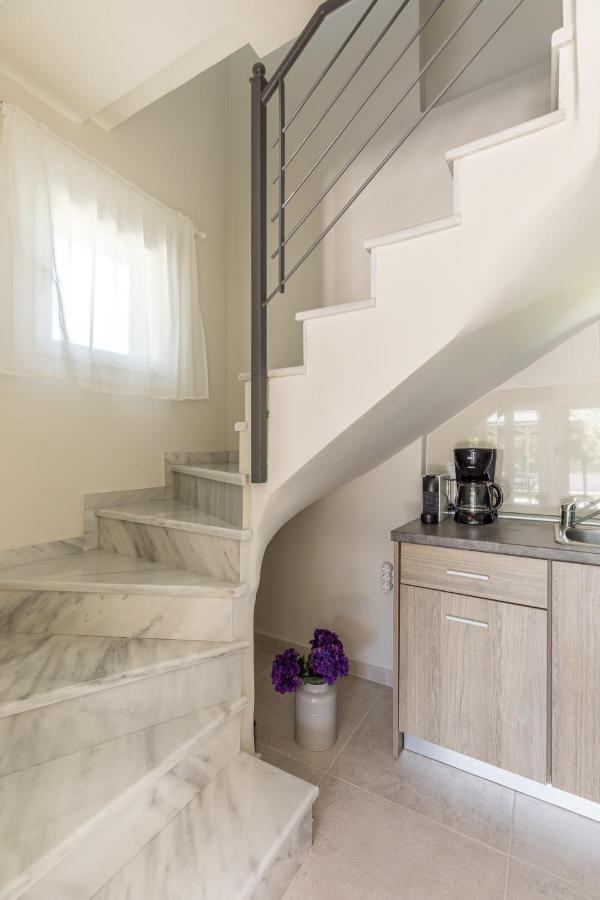 V Luxury Apartments Posidi Екстериор снимка